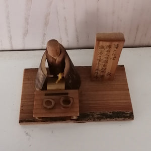 Japansk Figur med Skilt