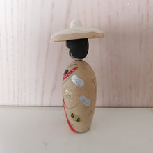 Indlæs billede til gallerivisning Japansk Kokeshi Dukke med Kimono, Kimono Jakke og Hat