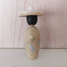 Indlæs billede til gallerivisning Japansk Kokeshi Dukke med Kimono, Kimono Jakke og Hat