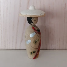 Indlæs billede til gallerivisning Japansk Kokeshi Dukke med Kimono, Kimono Jakke og Hat