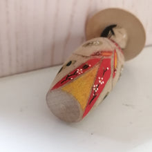Indlæs billede til gallerivisning Japansk Kokeshi Dukke med Kimono, Kimono Jakke og Hat