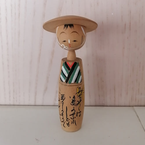 Japansk Kokeshi Dukke (Mand) med Skrift og Hat