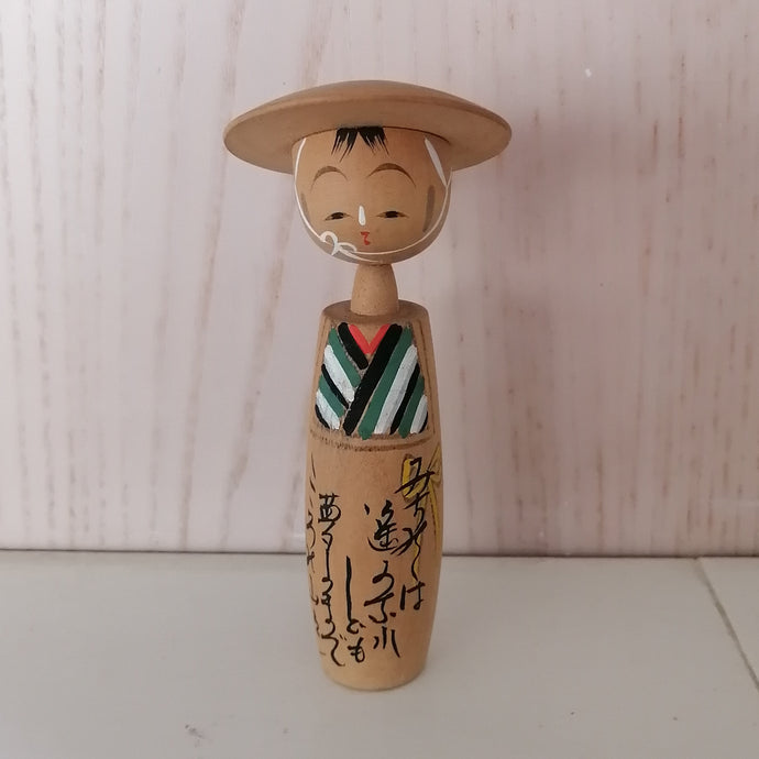 Japansk Kokeshi Dukke (Mand) med Skrift og Hat