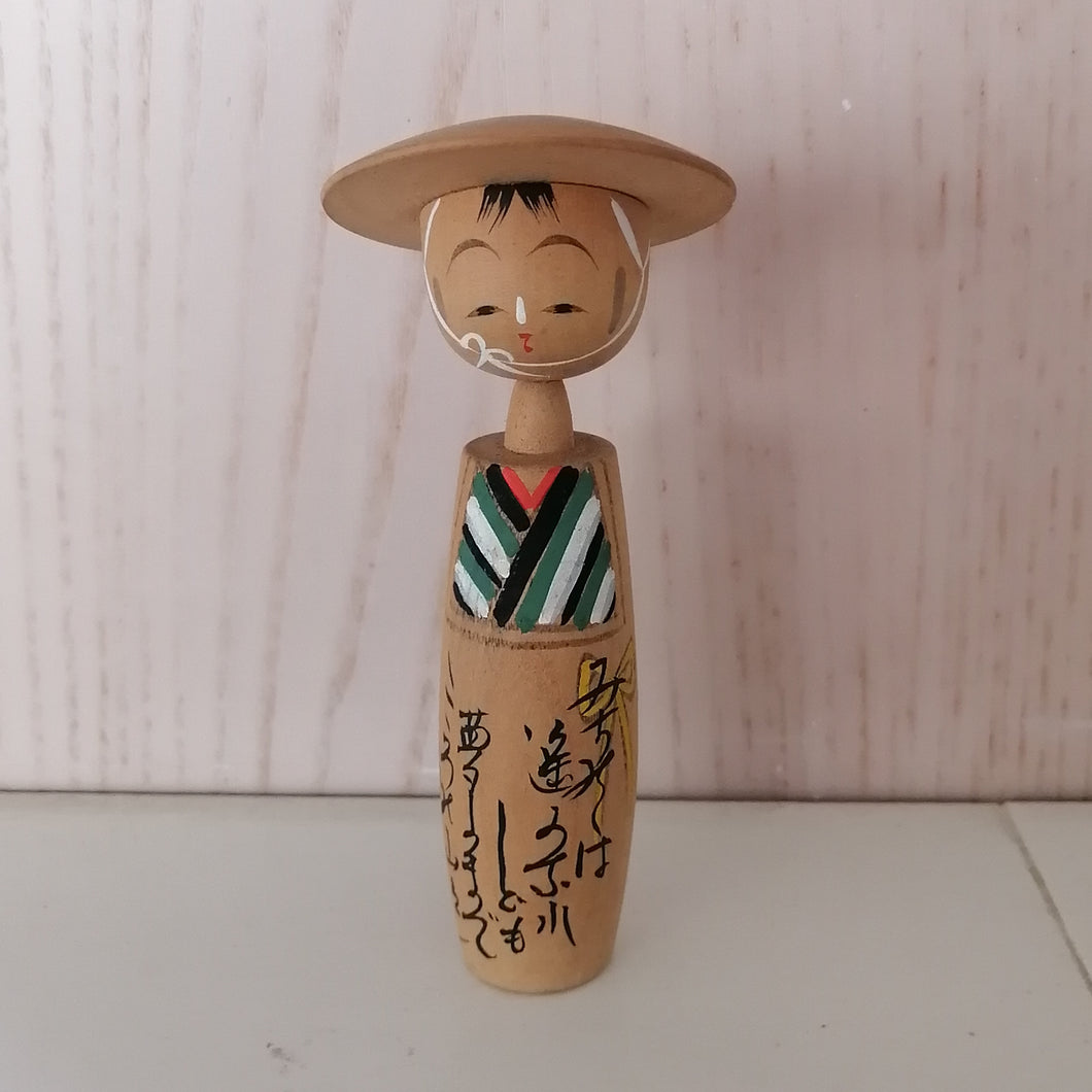 Japansk Kokeshi Dukke (Mand) med Skrift og Hat