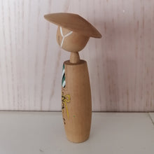 Indlæs billede til gallerivisning Japansk Kokeshi Dukke (Mand) med Skrift og Hat