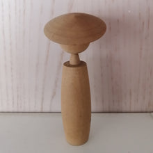 Indlæs billede til gallerivisning Japansk Kokeshi Dukke (Mand) med Skrift og Hat