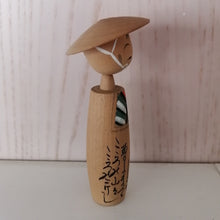 Indlæs billede til gallerivisning Japansk Kokeshi Dukke (Mand) med Skrift og Hat