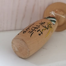 Indlæs billede til gallerivisning Japansk Kokeshi Dukke (Mand) med Skrift og Hat