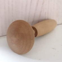 Indlæs billede til gallerivisning Japansk Kokeshi Dukke (Mand) med Skrift og Hat