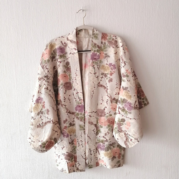 Vintage Japansk Haori Jakke i Cremehvid med Frugter og Blomster