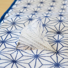 Indlæs billede til gallerivisning Klud i Indigo med Traditionelt Japansk Mønster (Hamp Blad)
