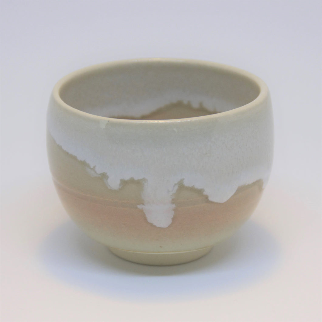 Vintage Japansk Te Kop med Knækket Hvid, Creme og Pink Glasur