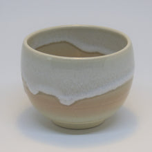 Indlæs billede til gallerivisning Vintage Japansk Te Kop med Knækket Hvid, Creme og Pink Glasur