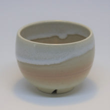 Indlæs billede til gallerivisning Vintage Japansk Te Kop med Knækket Hvid, Creme og Pink Glasur