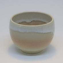 Indlæs billede til gallerivisning Vintage Japansk Te Kop med Knækket Hvid, Creme og Pink Glasur