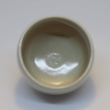 Indlæs billede til gallerivisning Vintage Japansk Te Kop med Knækket Hvid, Creme og Pink Glasur