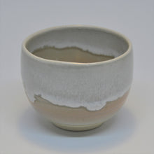 Indlæs billede til gallerivisning Vintage Japansk Te Kop med Knækket Hvid, Creme og Pink Glasur