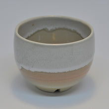 Indlæs billede til gallerivisning Vintage Japansk Te Kop med Knækket Hvid, Creme og Pink Glasur