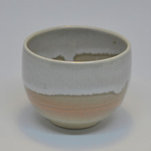 Indlæs billede til gallerivisning Vintage Japansk Te Kop med Knækket Hvid, Creme og Pink Glasur