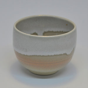 Vintage Japansk Te Kop med Knækket Hvid, Creme og Pink Glasur