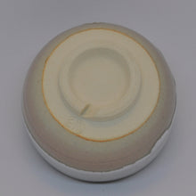Indlæs billede til gallerivisning Vintage Japansk Te Kop med Knækket Hvid, Creme og Pink Glasur