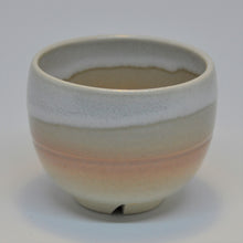 Indlæs billede til gallerivisning Vintage Japansk Te Kop med Knækket Hvid, Creme og Pink Glasur