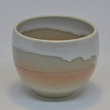 Indlæs billede til gallerivisning Vintage Japansk Te Kop med Knækket Hvid, Creme og Pink Glasur