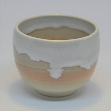 Indlæs billede til gallerivisning Vintage Japansk Te Kop med Knækket Hvid, Creme og Pink Glasur