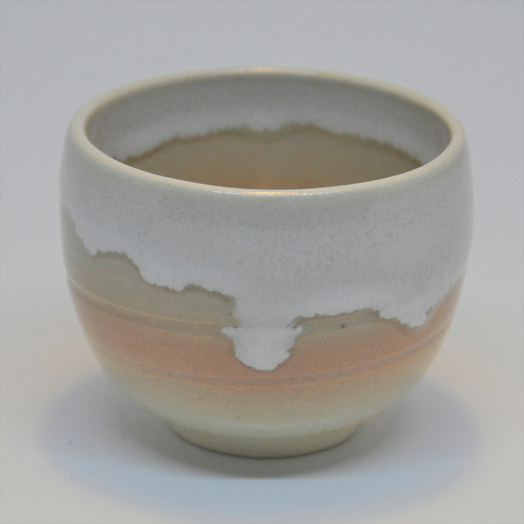 Vintage Japansk Te Kop med Knækket Hvid, Creme og Pink Glasur