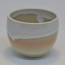 Indlæs billede til gallerivisning Vintage Japansk Te Kop med Knækket Hvid, Creme og Pink Glasur