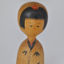 Indlæs billede til gallerivisning Vintage Japansk Kokeshi Dukke i Sort Kimono med Bambus
