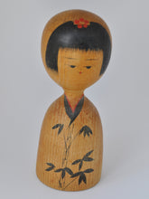 Indlæs billede til gallerivisning Vintage Japansk Kokeshi Dukke i Sort Kimono med Bambus