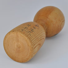 Indlæs billede til gallerivisning Vintage Japansk Kokeshi Dukke i Sort Kimono med Bambus