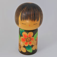 Indlæs billede til gallerivisning Kokeshi Dukke i Brun Kimono med Blomster