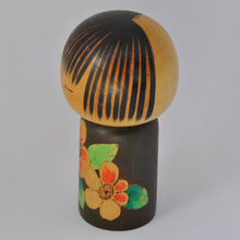 Indlæs billede til gallerivisning Kokeshi Dukke i Brun Kimono med Blomster