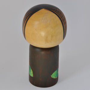 Kokeshi Dukke i Brun Kimono med Blomster