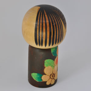 Kokeshi Dukke i Brun Kimono med Blomster