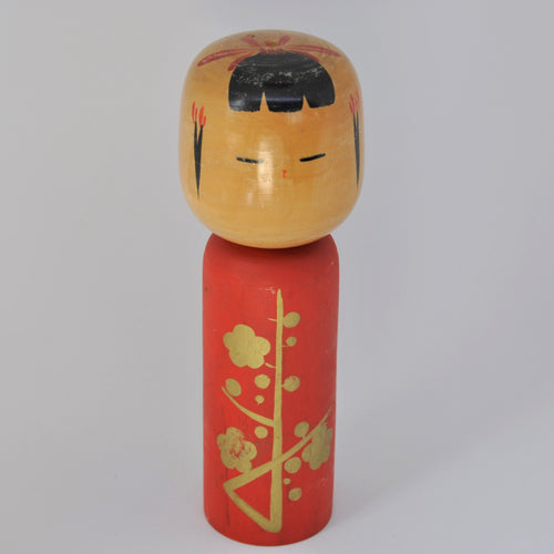 Kokeshi Dukke i Rød Kimono med Guld Blomster