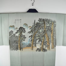Indlæs billede til gallerivisning Japansk Nagajuban (Kort Kimono) i Lys Grøn med Smukt Landskab