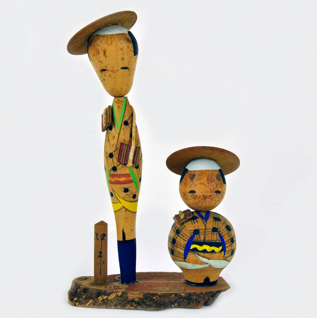 Vintage Kokeshi Dukke Par i Traditionelt Tøj med Hatte