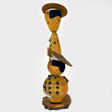 Indlæs billede til gallerivisning Vintage Kokeshi Dukke Par i Traditionelt Tøj med Hatte