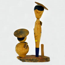 Indlæs billede til gallerivisning Vintage Kokeshi Dukke Par i Traditionelt Tøj med Hatte