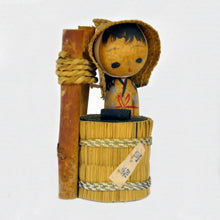 Indlæs billede til gallerivisning Vintage Japansk Kokeshi Dukke med Stråhat