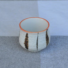 Indlæs billede til gallerivisning Lille Japansk Sake Kop i Knækket Hvid med Brun og Beige Dekoration