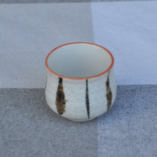 Indlæs billede til gallerivisning Lille Japansk Sake Kop i Knækket Hvid med Brun og Beige Dekoration
