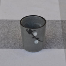 Indlæs billede til gallerivisning Japansk Sake Glas i Grå med Dekoration