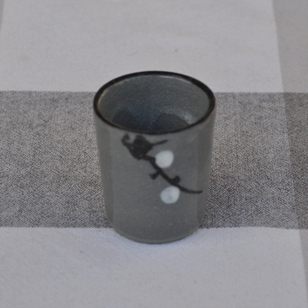 Japansk Sake Glas i Grå med Dekoration