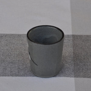 Japansk Sake Glas i Grå med Dekoration
