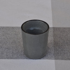 Japansk Sake Glas i Grå med Dekoration