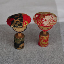 Indlæs billede til gallerivisning Japansk Kokeshi Dukke Par med Matchende Hat og Tøj